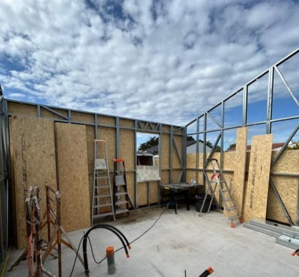 Intérieur d'une extension en ossature métallique légère avec panneaux OSB, sur dalle