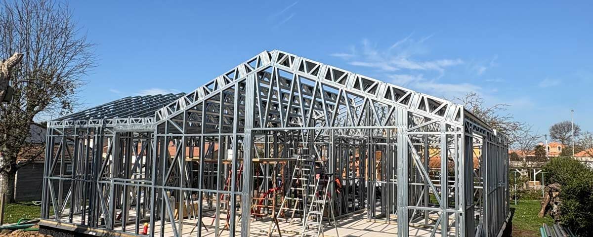 Ossature métallique légère (LSF) d'une maison en cours de montage en Loire-Atlantique