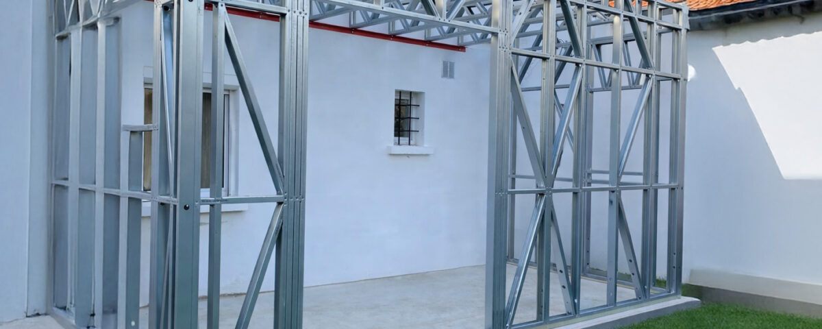 Extension en ossature métallique légère raccordée à une maison existante