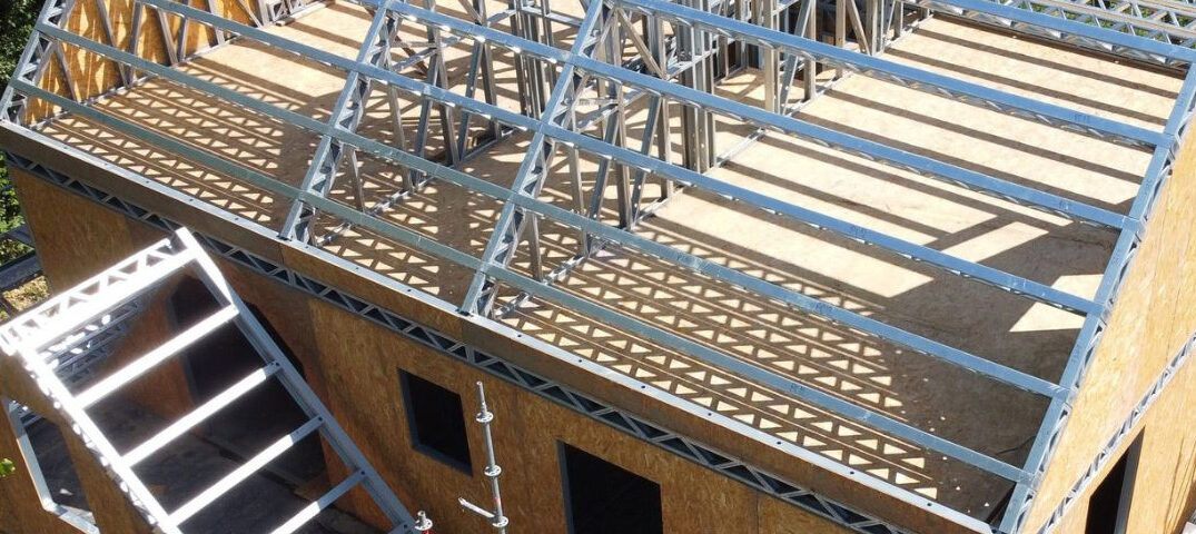 Plancher et solives en ossature métallique légère, vue d'un chantier de surélévation